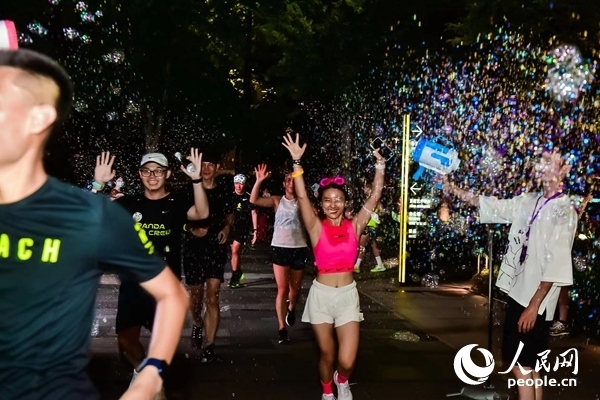 運動愛好者參加上海外灘楓徑NIKE熒光跑。圖片由BFC外灘金融中心提供