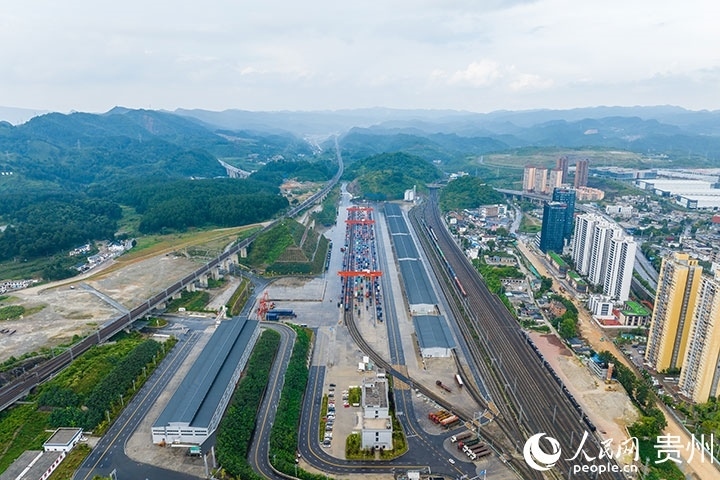 航拍貴陽(yáng)國(guó)際陸港。人民網(wǎng)記者 涂敏攝