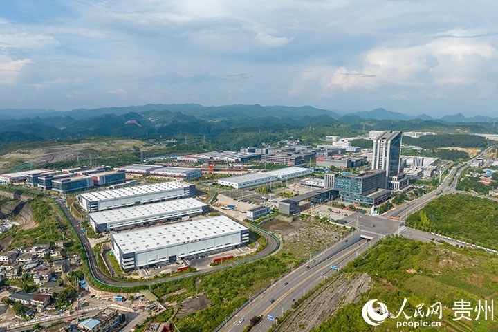 航拍貴陽(yáng)綜保區(qū)。人民網(wǎng)記者 涂敏攝
