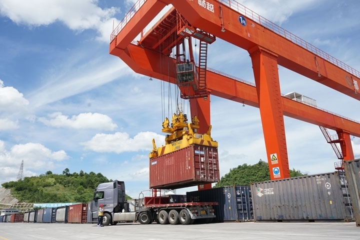 在貴陽(yáng)國(guó)際陸港，正在作業(yè)的龍門(mén)吊。貴陽(yáng)綜保區(qū)供圖