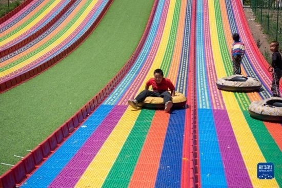 8月12日，小朋友在寧夏固原市涇源縣大灣鄉(xiāng)楊嶺村玩耍。新華社記者 李旭倫 攝