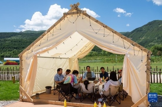 8月12日，游客在寧夏固原市涇源縣大灣鄉(xiāng)楊嶺村品嘗當(dāng)?shù)孛朗?。新華社記者 李旭倫 攝