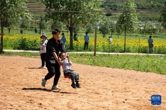 8月12日，游客在寧夏固原市涇源縣大灣鄉(xiāng)楊嶺村玩耍。新華社記者 李旭倫 攝