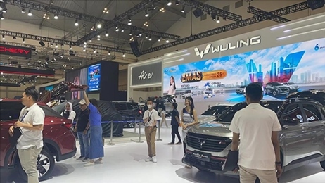 印尼消費者參觀上汽五菱的展臺。趙世祺 攝