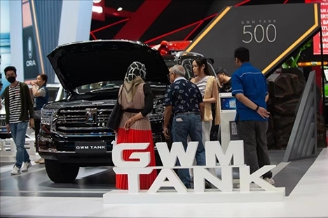 印尼消費者參觀長城汽車的展臺。趙猛 攝