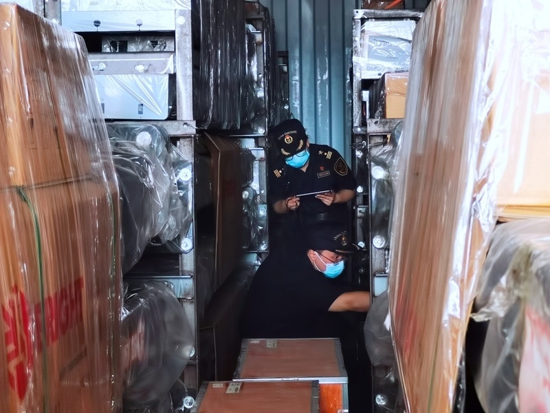 關(guān)員利用工業(yè)內(nèi)窺鏡在集裝箱內(nèi)進(jìn)行查驗(yàn)。人民網(wǎng)記者 栗翹楚攝