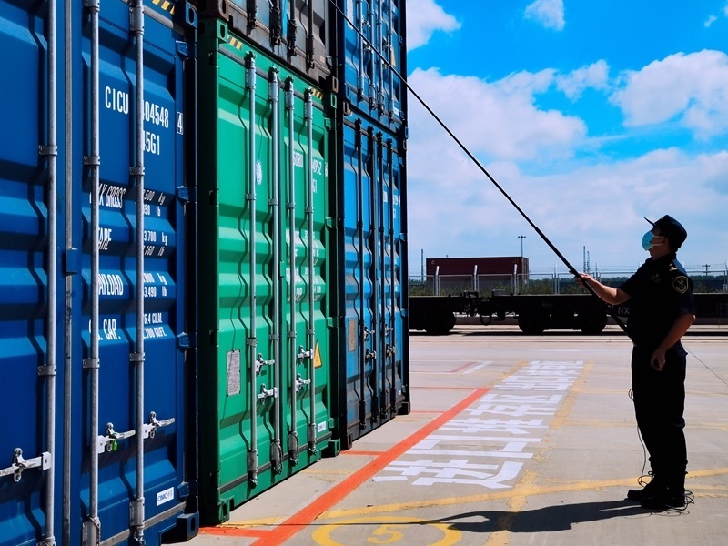 關(guān)員利用工業(yè)內(nèi)窺鏡檢查箱號(hào)、鎖號(hào)、封志情況。人民網(wǎng)記者 栗翹楚攝