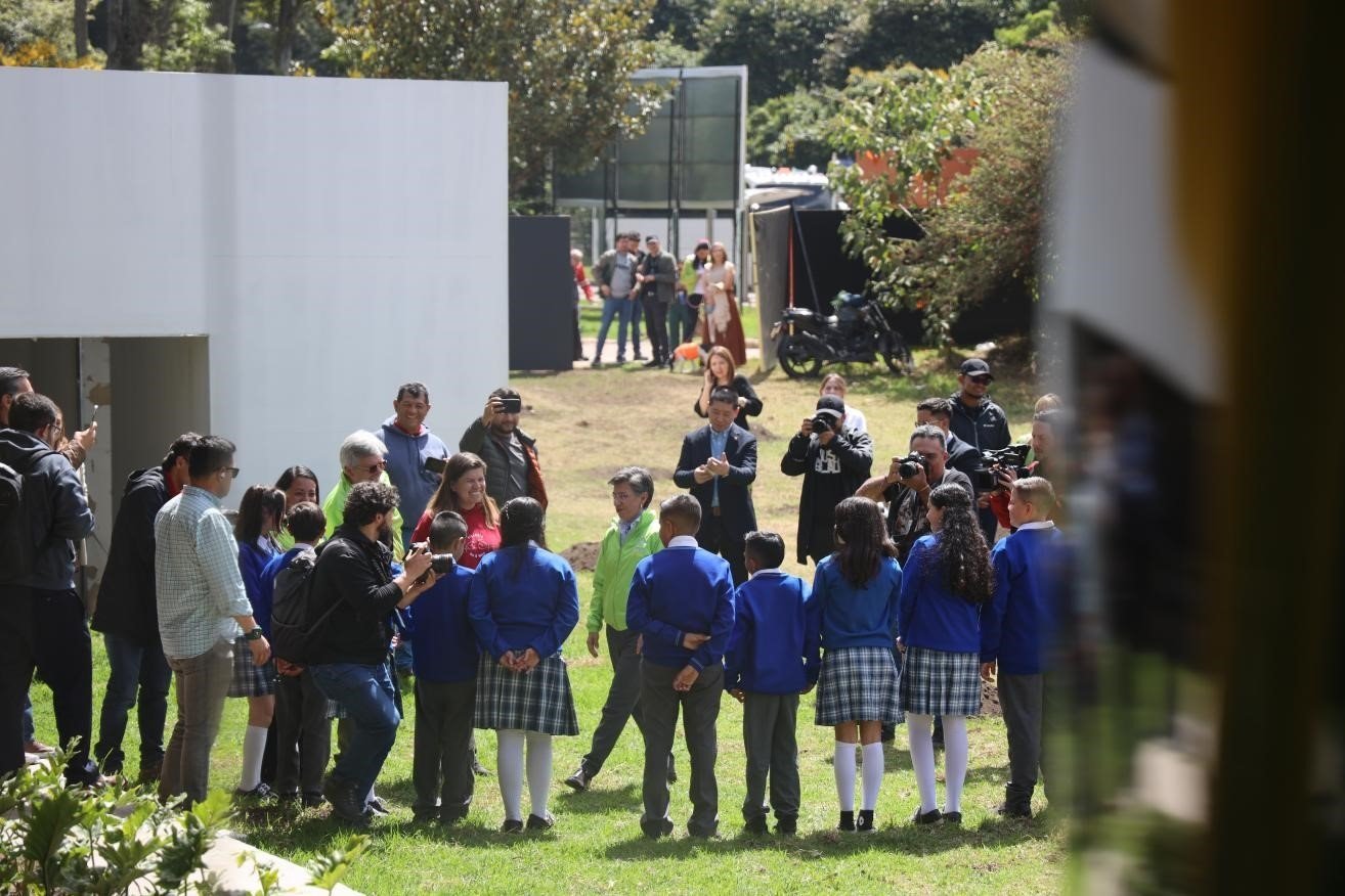 波哥大市長克勞迪婭·洛佩茲與參加活動(dòng)的學(xué)生代表交流。中國港灣波哥大地鐵一號(hào)線項(xiàng)目供圖