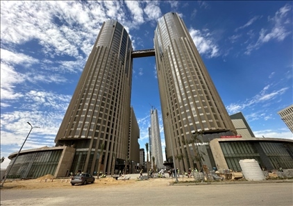 埃及新行政首都CBD項(xiàng)目P4標(biāo)段高層辦公樓。 嚴(yán)川吉雨攝