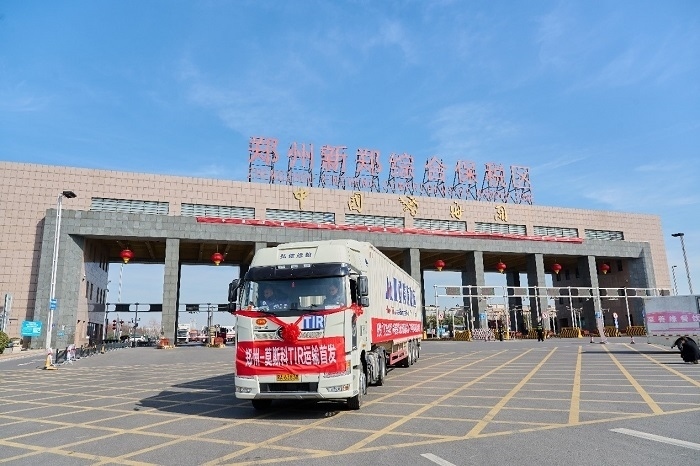 2023年2月20日，鄭州—莫斯科TIR運(yùn)輸首發(fā)車輛駛出鄭州新鄭綜合保稅區(qū)。新鄭海關(guān)供圖