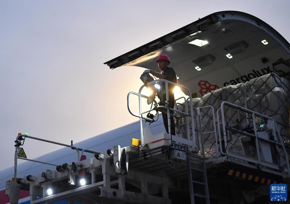 8月1日，工作人員在中國鄭州新鄭國際機(jī)場為一架盧森堡貨航貨機(jī)裝貨。新華社記者 李嘉南 攝