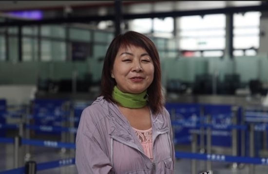 7月22日，曾經(jīng)在老撾瑯勃拉邦工作過3年的加拿大華僑孫月玲乘坐中老鐵路國際旅客列車從中國出境。衛(wèi)海林 攝