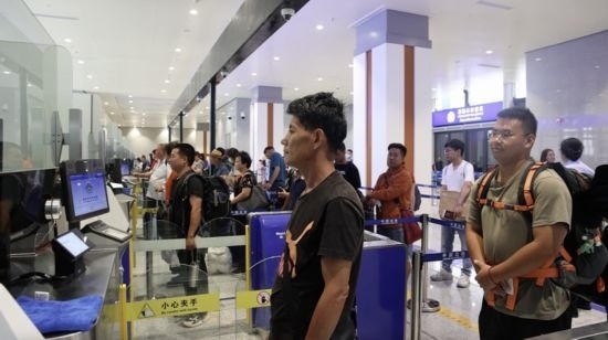 6月13日，乘坐中老鐵路國際旅客列車的旅客在磨憨邊檢大廳排隊候檢。李揚 攝