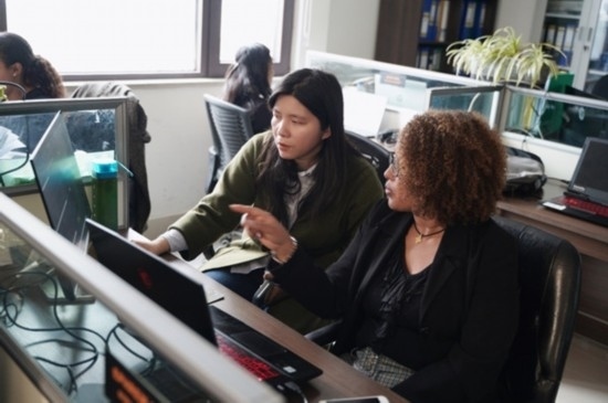 梅德哈妮（右）與中國(guó)同事討論設(shè)計(jì)方案。受訪對(duì)象供圖