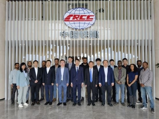 中國(guó)土木福州設(shè)計(jì)院埃塞分院團(tuán)隊(duì)合影。受訪對(duì)象供圖