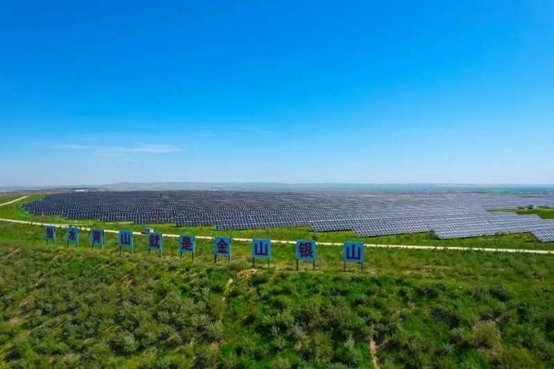 勝利能源露天礦排土場15.3萬千瓦光伏電站并網(wǎng)發(fā)電。受訪者供圖