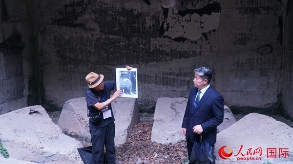 毒氣島歷史研究所事務(wù)局長山內(nèi)正之在毒氣儲存遺址為大家介紹日軍發(fā)動毒氣戰(zhàn)的罪證。人民網(wǎng) 蔣曉辰攝