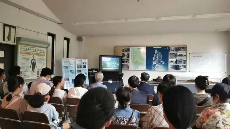 觀看日軍發(fā)動毒氣戰(zhàn)的影像資料。中國駐大阪總領(lǐng)事館供圖