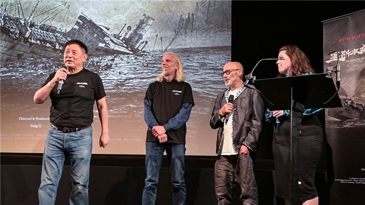 導(dǎo)演方勵(lì)以及團(tuán)隊(duì)成員分享體會(huì)。郭錦標(biāo)攝