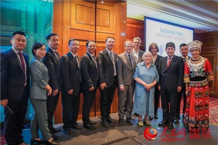 張家界文化旅游推介會部分嘉賓合影。人民網(wǎng) 郭錦標攝