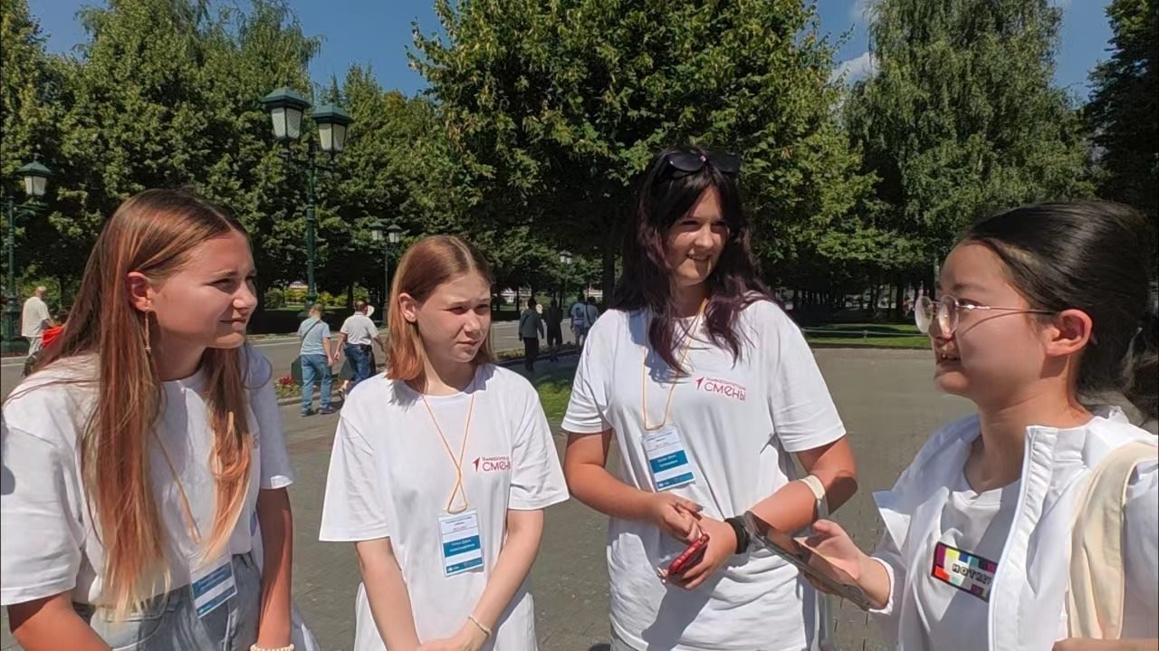 調(diào)研團(tuán)在街頭采訪。北京外國(guó)語(yǔ)大學(xué)供圖