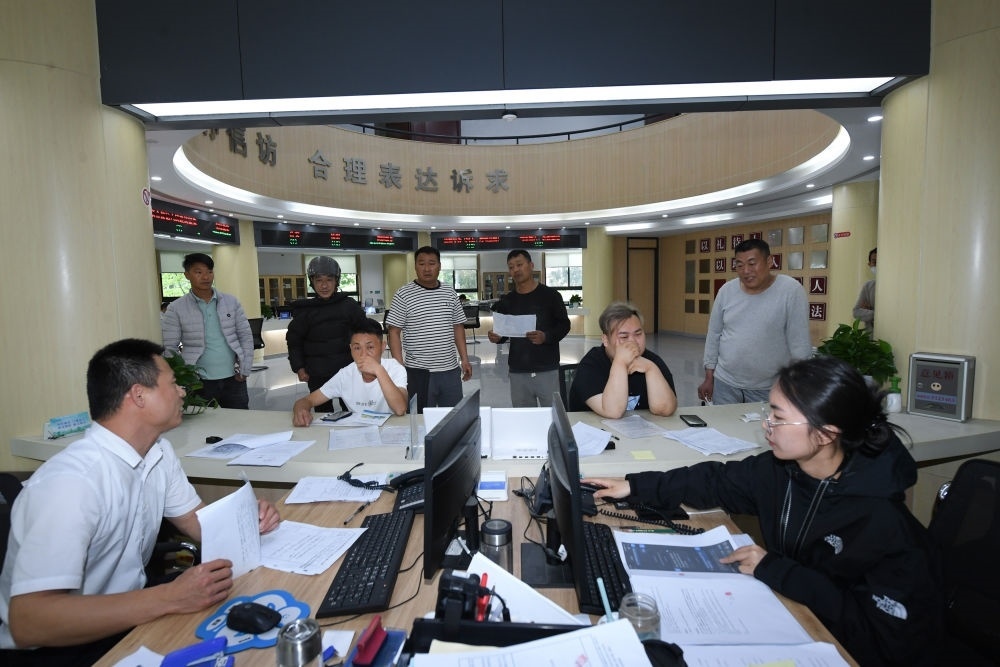 浙江省安吉縣社會治理中心工作人員在處理群眾信訪訴求（5月8日攝）。新華社記者 翁忻旸 攝