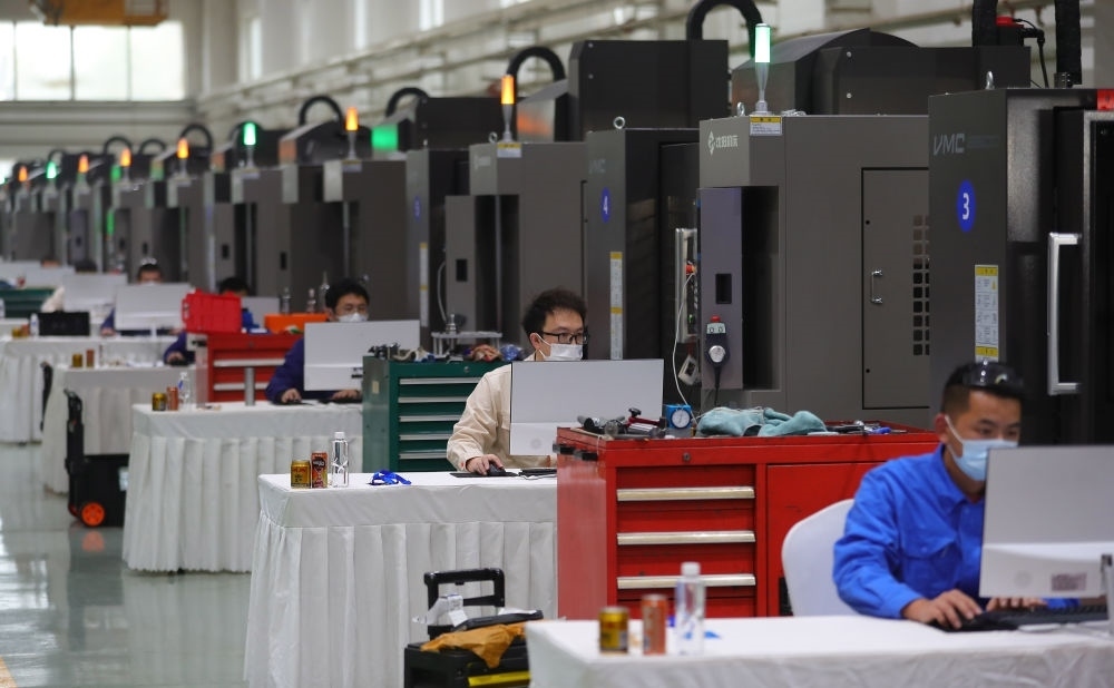 參賽選手在在2022“一帶一路”暨金磚國(guó)家技能發(fā)展與技術(shù)創(chuàng)新之“通用技術(shù)杯”數(shù)控多軸加工大賽中比拼（2022年11月10日攝）。新華社記者 楊青 攝