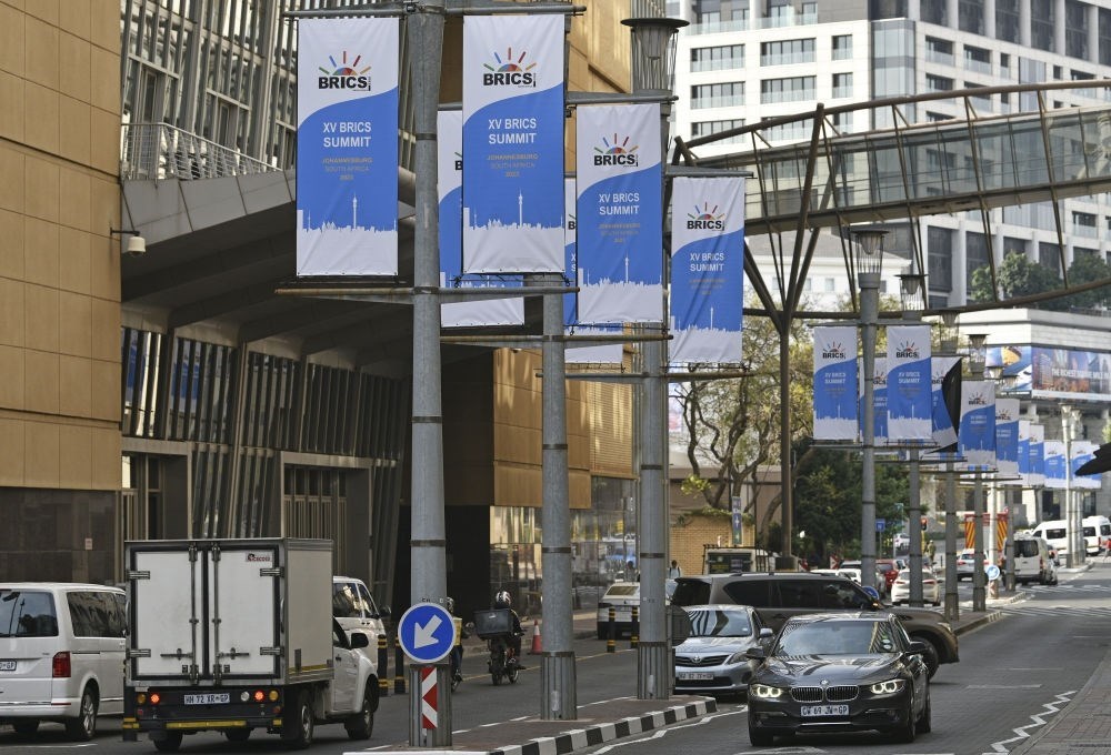 這是8月17日在南非約翰內(nèi)斯堡拍攝的金磚峰會(huì)條幅。金磚國(guó)家領(lǐng)導(dǎo)人第十五次會(huì)晤將于南非約翰內(nèi)斯堡舉行。新華社記者 陳誠(chéng) 攝