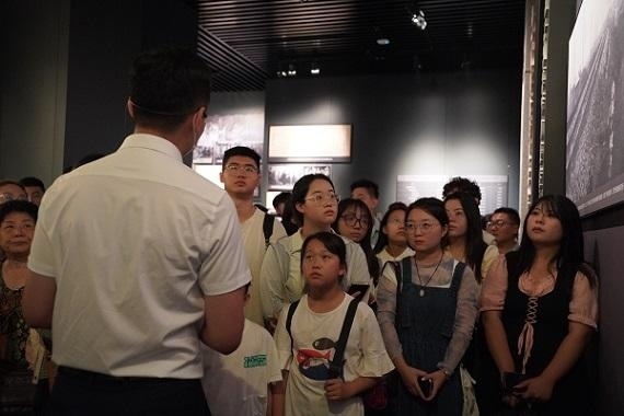 （講解員為記者團(tuán)同學(xué)們講述歷史。北京舞蹈學(xué)院 全峻汐攝