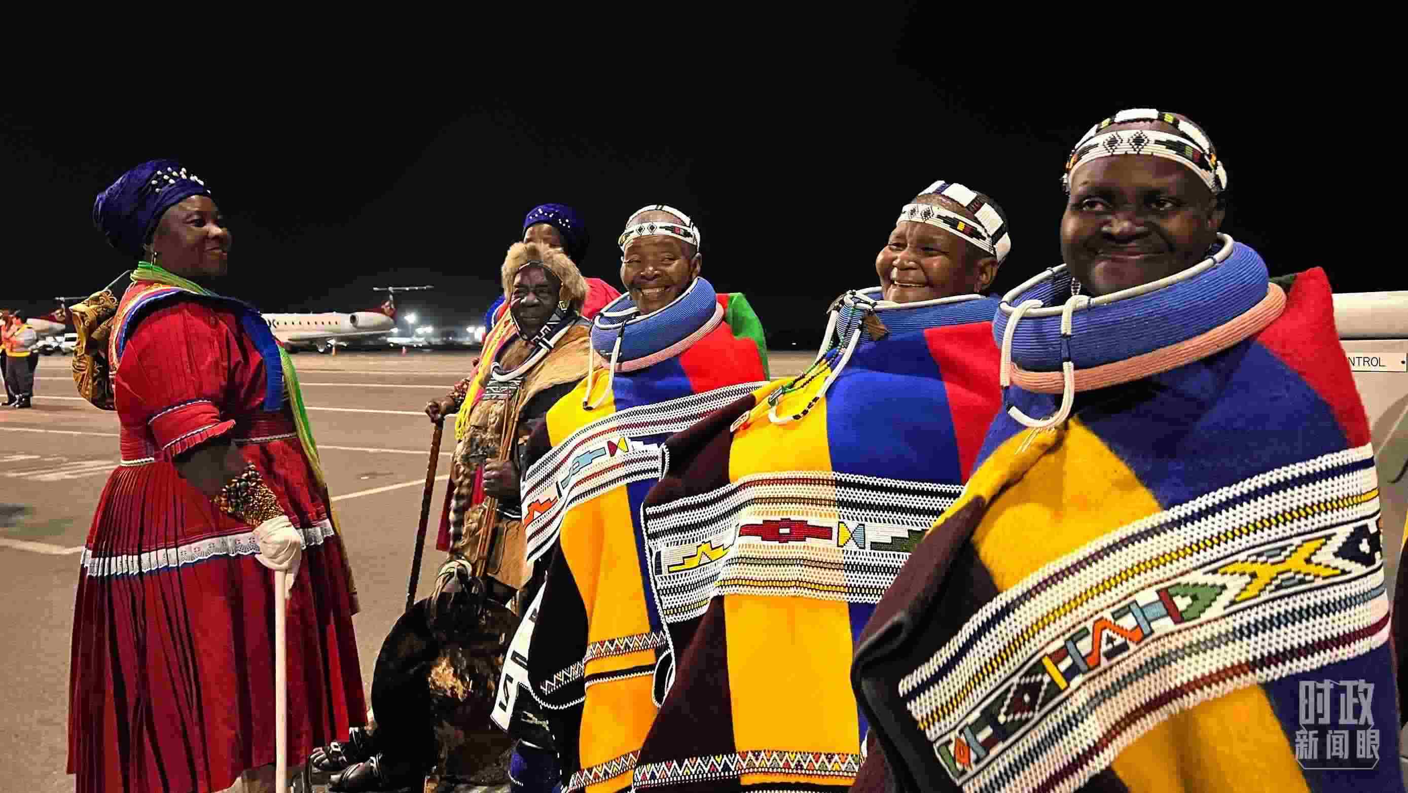 △身穿民族服裝的當?shù)孛癖?。（總臺央視記者程鋮拍攝）