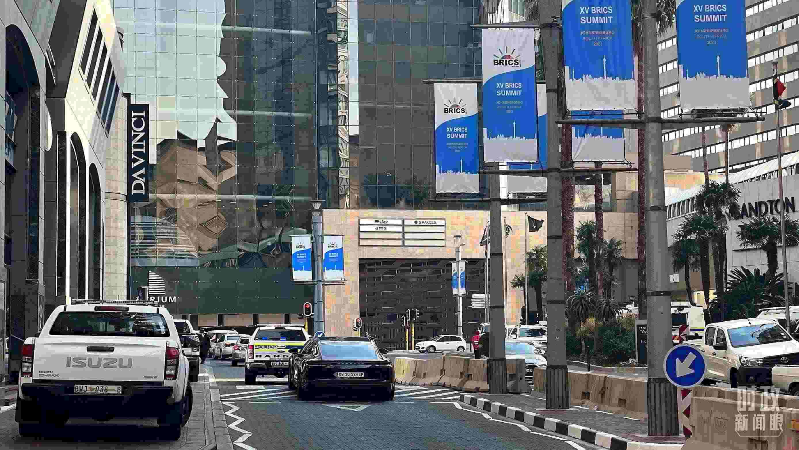 △約翰內斯堡，街頭懸掛金磚峰會條幅。（總臺央視記者韓銳拍攝）