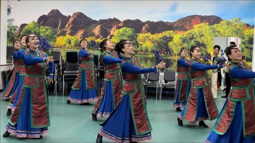 臨潢家園社區(qū)居民在烏蘭牧騎排練廳編排舞蹈。人民網(wǎng)記者 金洪花攝