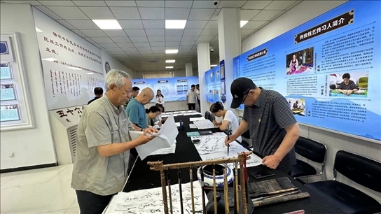 臨潢家園社區(qū)居民在書法練習(xí)室練習(xí)書法。人民網(wǎng)記者 金洪花攝