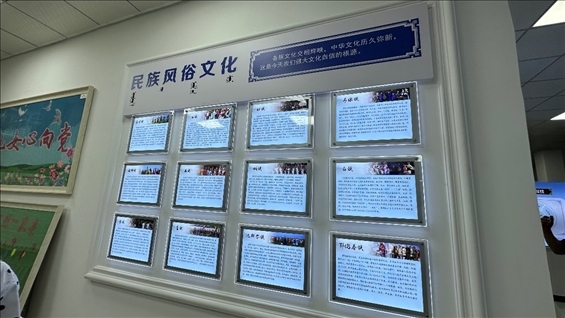 社區(qū)服務(wù)中心內(nèi)民族風(fēng)俗文化墻。人民網(wǎng)記者 金洪花攝
