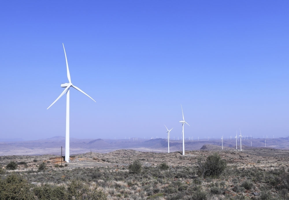 這是在南非北開普省德阿鎮(zhèn)拍攝的德阿風(fēng)電項(xiàng)目風(fēng)機(jī)（2023年8月10日攝）。由中國龍?jiān)措娏瘓F(tuán)南非公司運(yùn)營的德阿風(fēng)電項(xiàng)目每年發(fā)電量超過7.5億千瓦時(shí)，相當(dāng)于節(jié)約20多萬噸標(biāo)準(zhǔn)煤，減排二氧化碳約70萬噸。