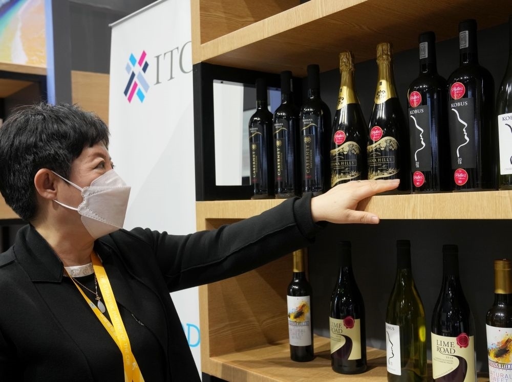 這是在中國上海舉行的第五屆進(jìn)博會上拍攝的來自南非的葡萄酒（2022年11月7日攝）。