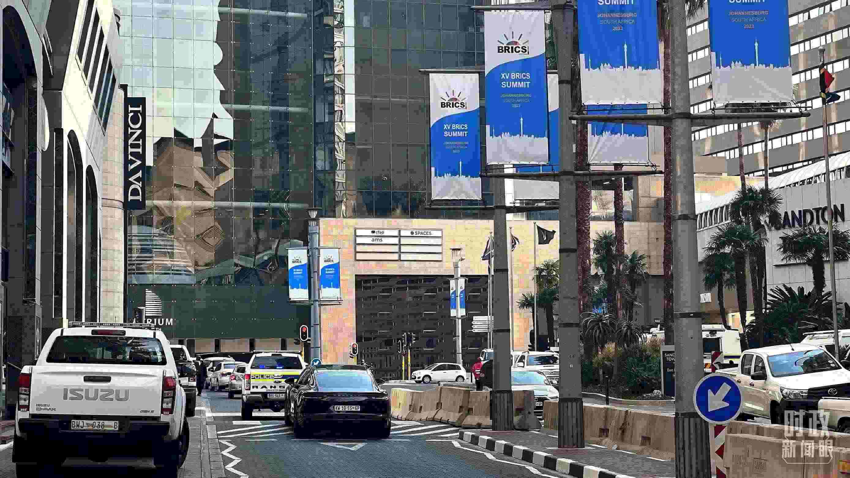 △約翰內(nèi)斯堡街頭的金磚元素。（總臺央視記者程鋮拍攝）