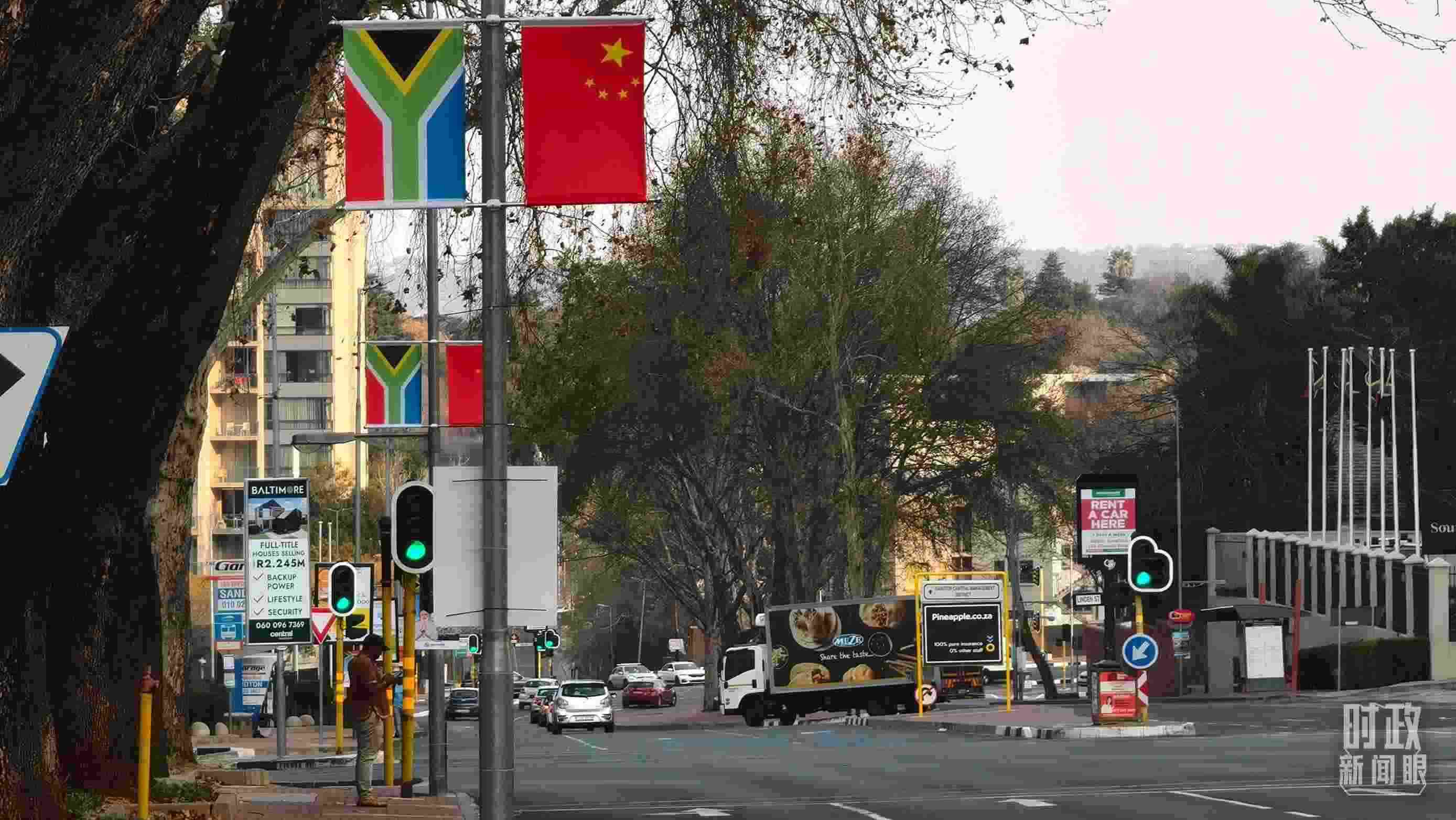 △約翰內(nèi)斯堡街道兩側(cè)懸掛的中國國旗。（總臺央視記者韓銳拍攝）