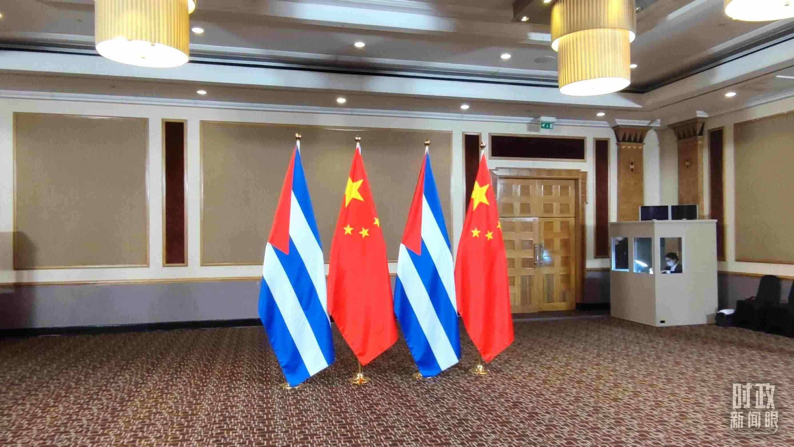 △會見現(xiàn)場的中古兩國國旗。（總臺央視記者耿小龍拍攝）