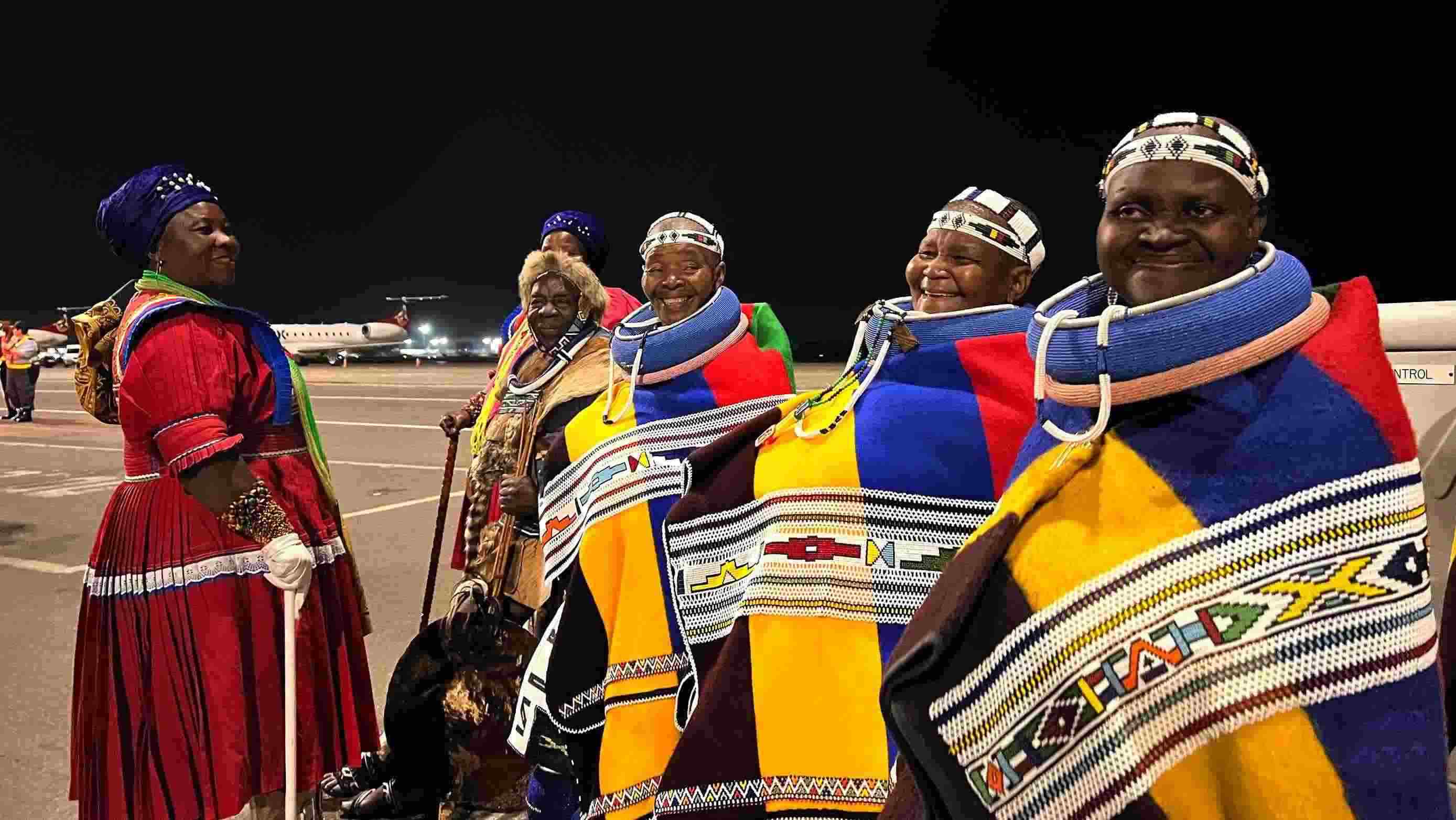 當(dāng)?shù)貢r間2023年8月21日晚，習(xí)近平主席乘坐的專機(jī)抵達(dá)南非約翰內(nèi)斯堡坦博國際機(jī)場，這是身穿民族服飾迎接的當(dāng)?shù)厝罕姟? width=