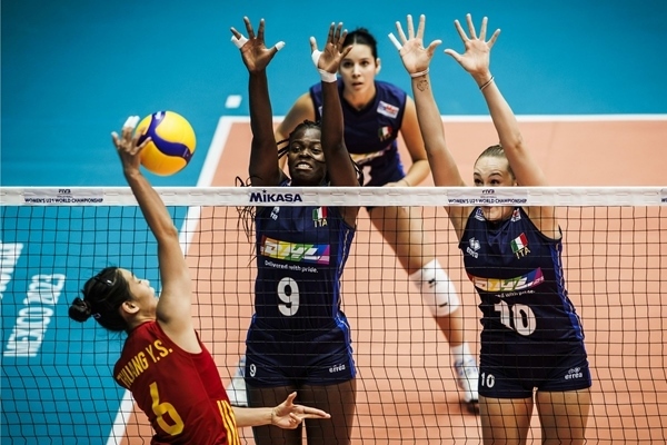 中國(guó)隊(duì)球員莊宇珊(左)在比賽中。圖片來源：國(guó)際排聯(lián)