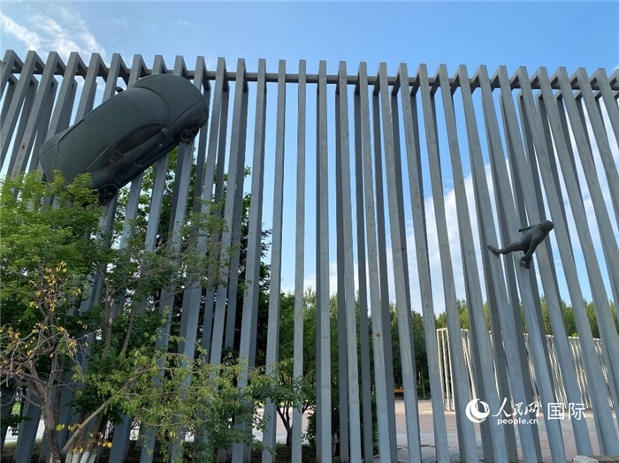 長春國際汽車公園中的立體雕塑。人民網(wǎng) 宋歌攝