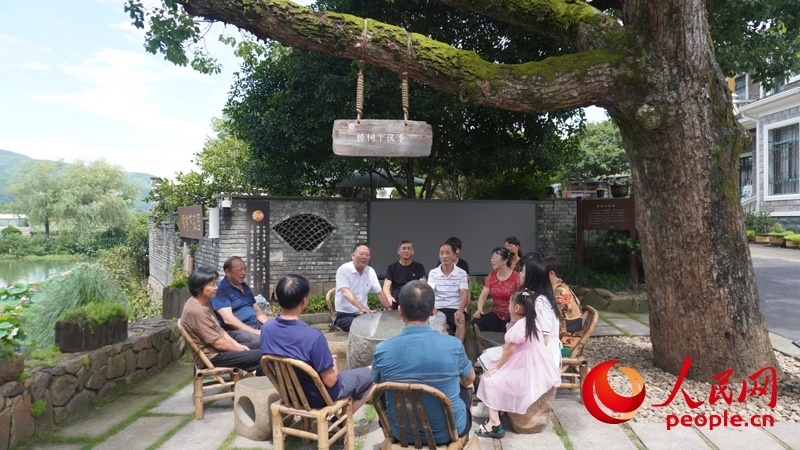 余杭區(qū)徑山鎮(zhèn)小古城村村民在“樟樹下議事”。人民網(wǎng)肖聰聰攝