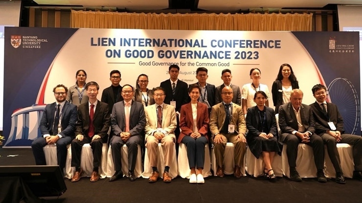 與會嘉賓和新書的編者及章節(jié)作者合影。新加坡南洋理工大學(xué)供圖