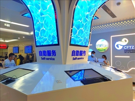市民在中國（廣西）自由貿易區(qū)南寧片區(qū)綜合服務大廳辦理業(yè)務。人民網 付華周攝