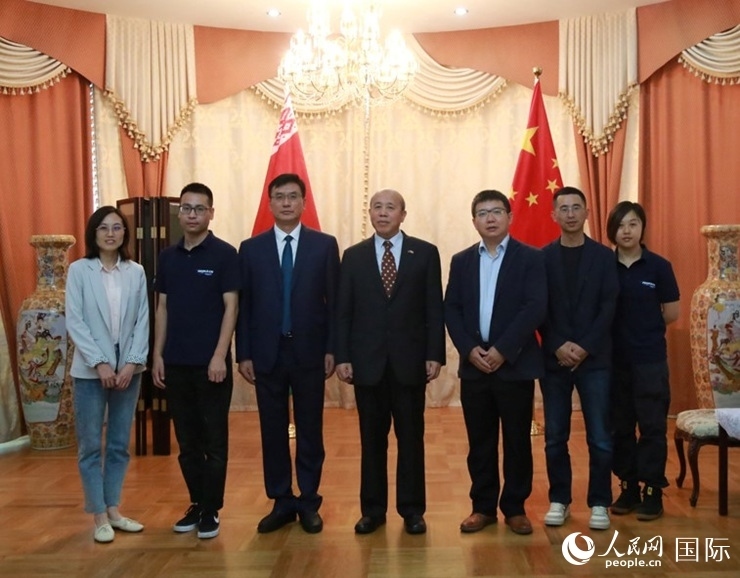 謝小用大使與人民網(wǎng)記者合影。