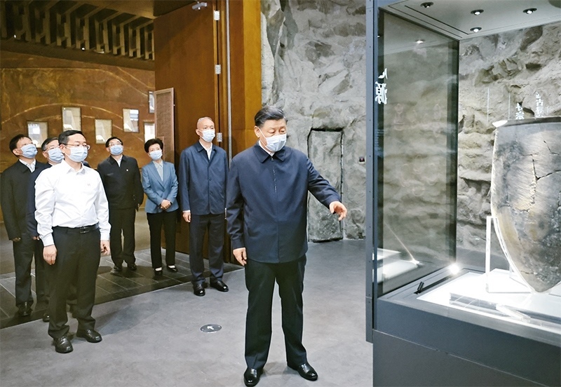 2023年6月2日，中共中央總書記、國(guó)家主席、中央軍委主席習(xí)近平在北京出席文化傳承發(fā)展座談會(huì)并發(fā)表重要講話。這是座談會(huì)前，習(xí)近平2日下午在中國(guó)歷史研究院考察。 新華社記者 鞠鵬/攝