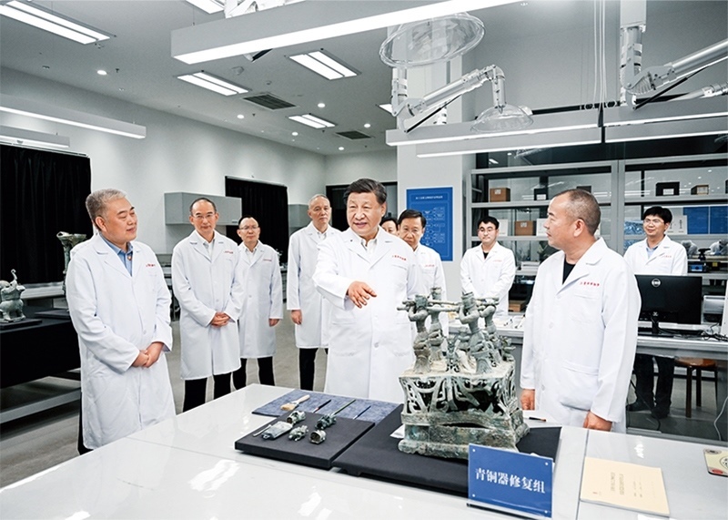 2023年7月25日至27日，中共中央總書記、國(guó)家主席、中央軍委主席習(xí)近平在四川考察。這是26日下午，習(xí)近平在位于德陽市廣漢市的三星堆博物館文物保護(hù)與修復(fù)館，同現(xiàn)場(chǎng)工作人員親切交流。 新華社記者 謝環(huán)馳/攝