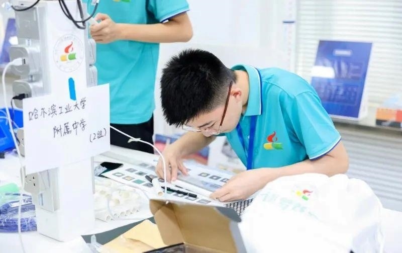 △今年7月，“逐夢蒼穹”科技主題教育活動在北京市八一學(xué)校舉辦。來自全國各地的百余名師生，在動手實踐中學(xué)習(xí)航天知識、提高創(chuàng)新能力。