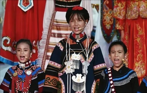 △今年7月，在成都大運會開幕式上，從大山深處走來的孩子們，自信地站在舞臺中央，以歌聲表達對未來的憧憬。